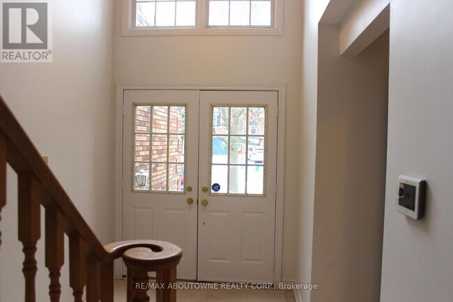 2033 Lumberman Ln in Oakville, ON - Building Photo - Building Photo