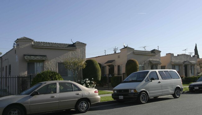 2751-2763 Laurel Pl in South Gate, CA - Foto de edificio - Building Photo