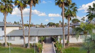 Colum4229 in Bakersfield, CA - Foto de edificio - Building Photo