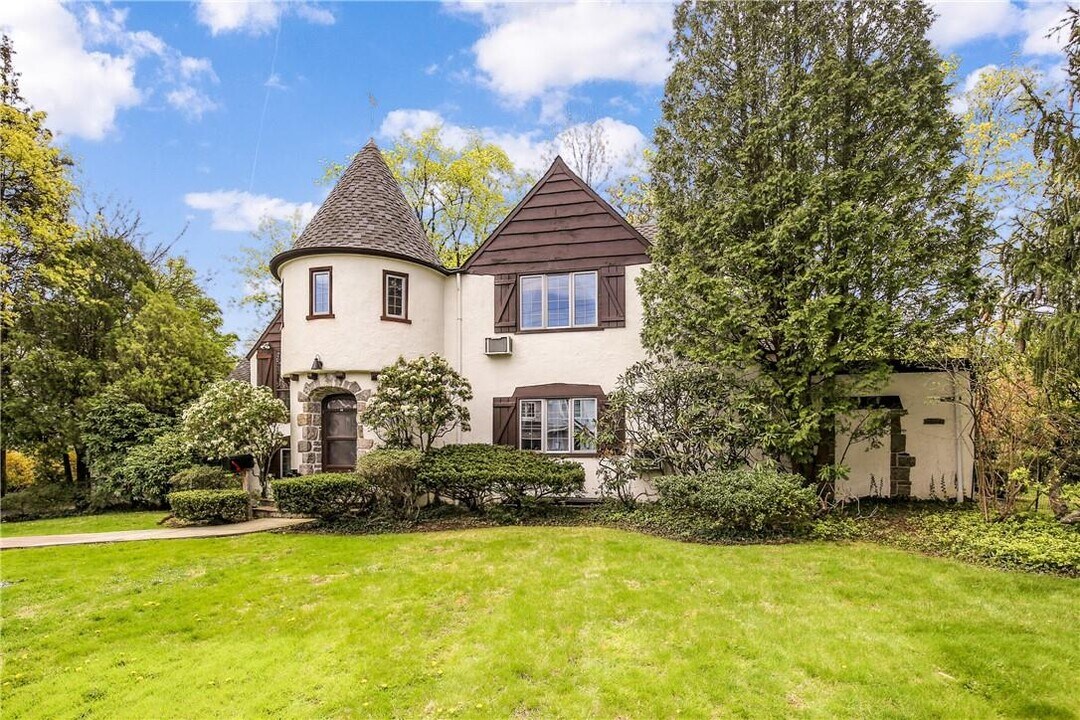 44 Graham Rd in Scarsdale, NY - Building Photo