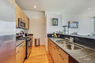 500 W Superior St, Unit 1804 in Chicago, IL - Building Photo - Building Photo