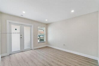 330 W 74th Pl, Unit 330 in Hialeah, FL - Building Photo - Building Photo