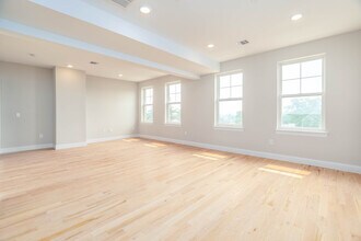 329 Totowa Rd in Totowa, NJ - Building Photo - Interior Photo