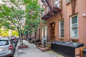 344 E 65th St in New York, NY - Foto de edificio - Building Photo