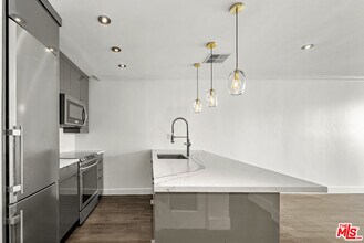 740 Kings Rd in Los Angeles, CA - Building Photo - Building Photo