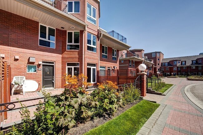 400-4400 Eau Claire Ave SW in Calgary, AB - Building Photo - Building Photo