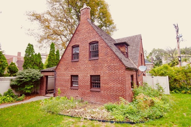2240 Seminole St, Unit 1 in Detroit, MI - Building Photo - Building Photo