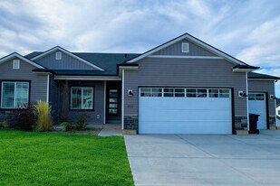 203 Strathmore Ln in Cedar City, UT - Building Photo