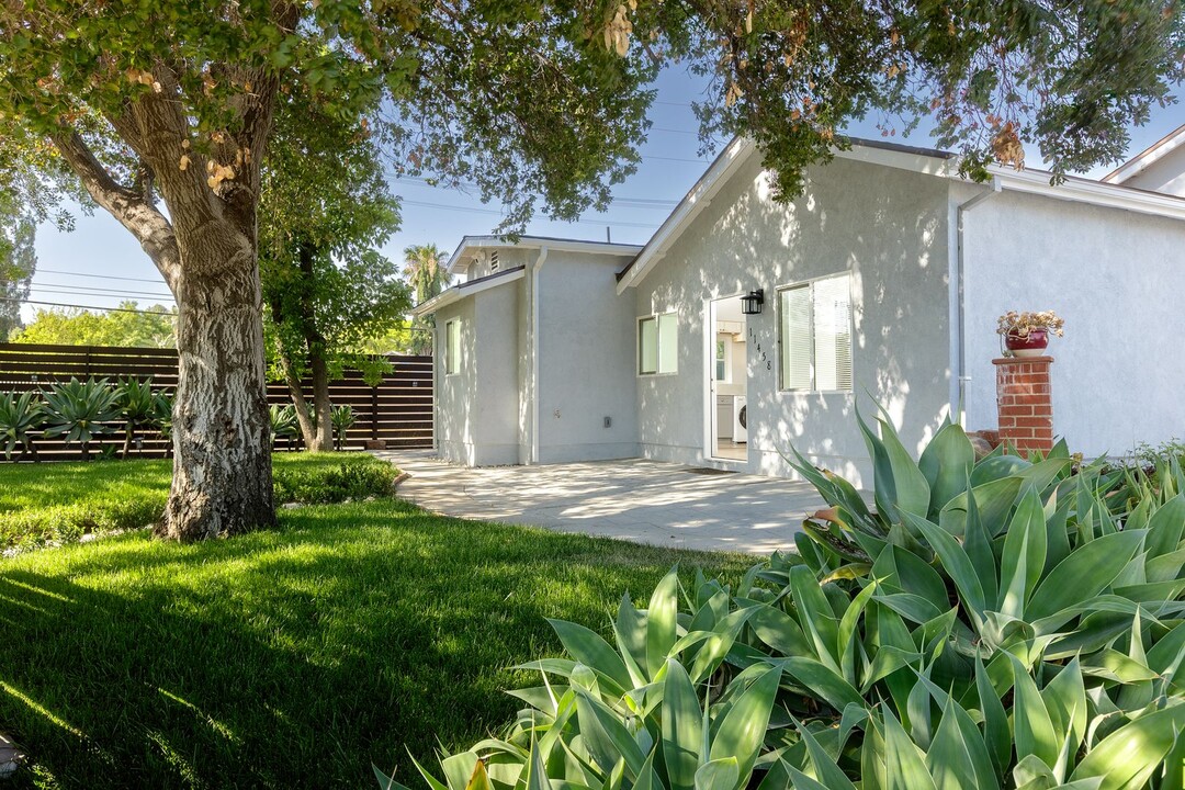 11458 Sophia Ave in Los Angeles, CA - Foto de edificio