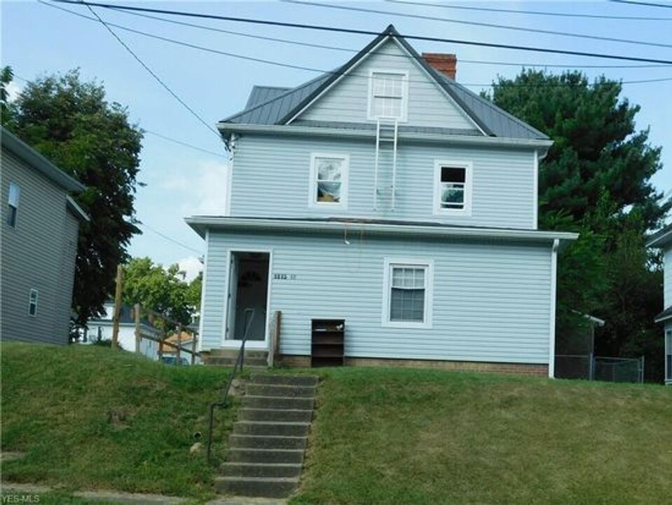 1915 19th St in Parkersburg, WV - Building Photo