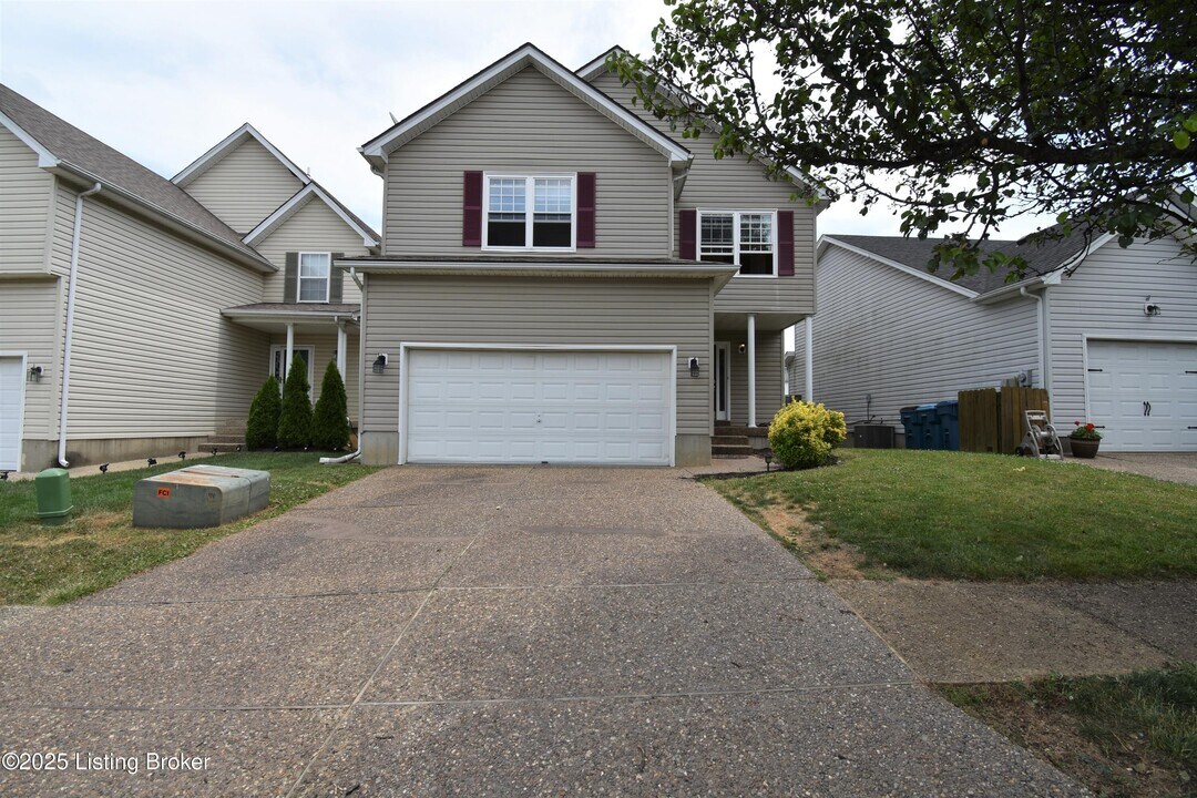 3921 Pinoak View Ct in Louisville, KY - Building Photo