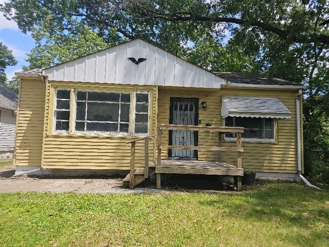 property at 1830 S Kneer Ave