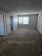 2218 Emerald Dr in Davenport, IA - Building Photo - Building Photo