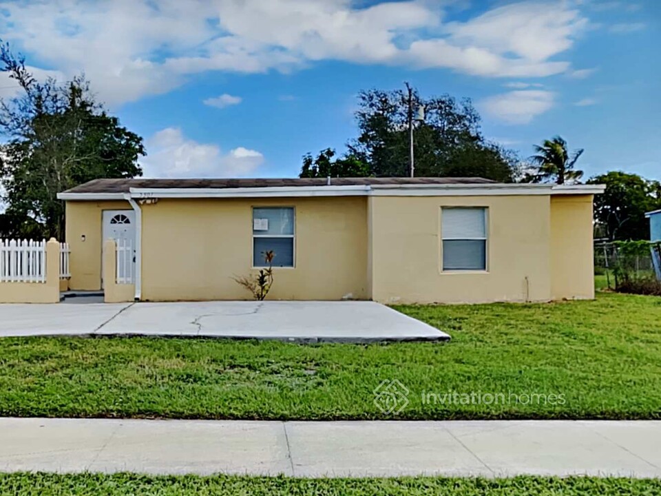 5307 Helene Pl in West Palm Beach, FL - Foto de edificio