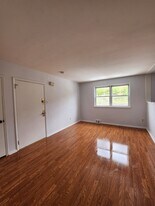 3502 Woodhaven Rd, Unit 1st floor in Philadelphia, PA - Building Photo