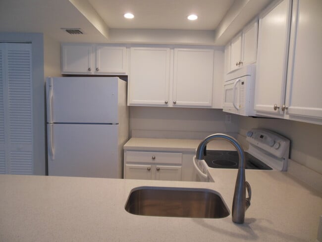 728 Executive Center Dr in West Palm Beach, FL - Building Photo - Building Photo