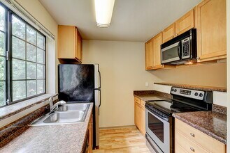 Emerald Ridge in Bellevue, WA - Building Photo - Building Photo