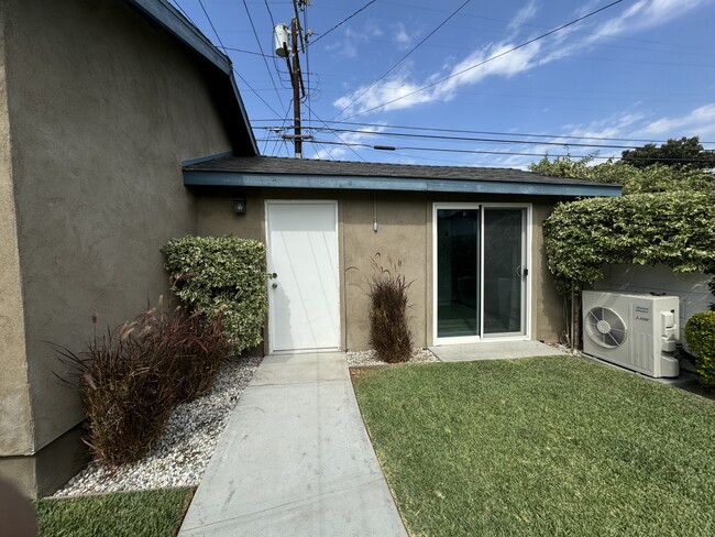 1133 W 49th St, Unit B in Los Angeles, CA - Building Photo - Building Photo