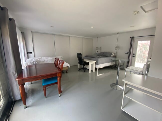 3047 Edgehill Dr in Los Angeles, CA - Foto de edificio - Building Photo