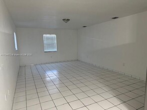 25 NW 48th Pl in Miami, FL - Building Photo - Building Photo