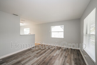 6561 W Shore Cir in Tampa, FL - Building Photo - Building Photo