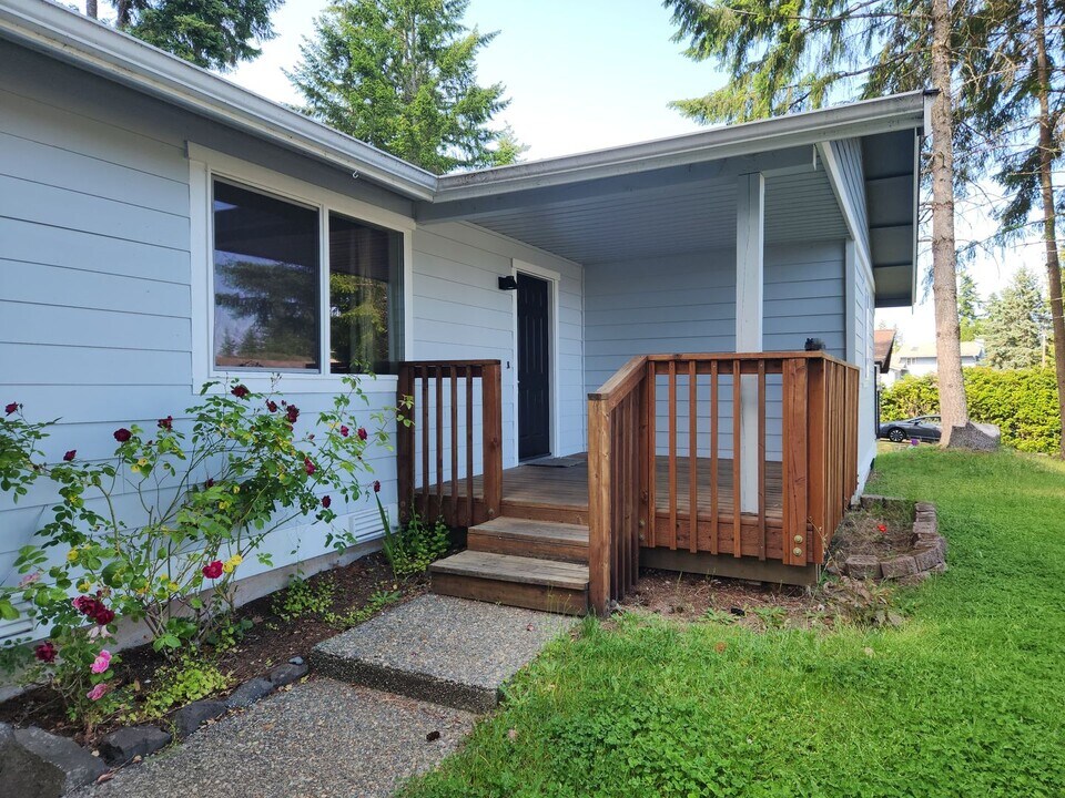 3370 Westminster Dr SE in Port Orchard, WA - Building Photo
