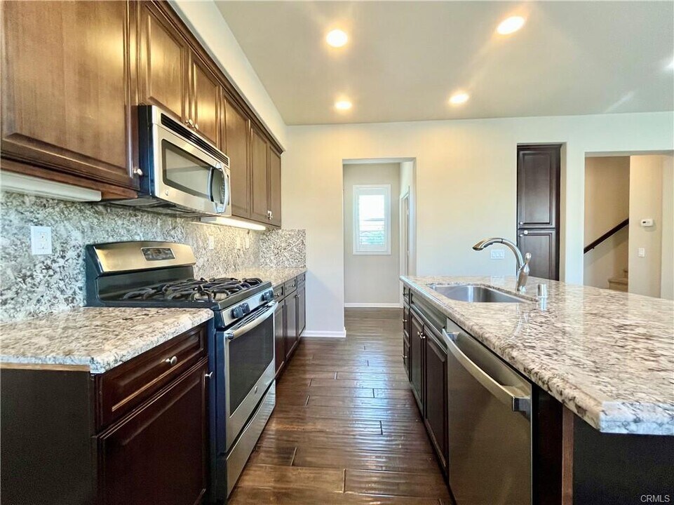 26254 Prima Way in Santa Clarita, CA - Building Photo