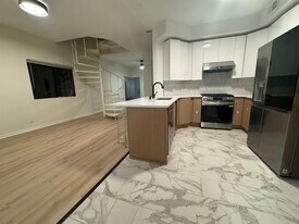2430 N Southport Ave, Unit 2R in Chicago, IL - Building Photo