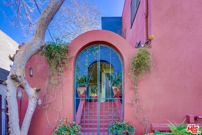 1024 Coronado Terrace in Los Angeles, CA - Building Photo - Building Photo