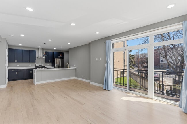 7428 N Rogers Ave in Chicago, IL - Foto de edificio - Building Photo