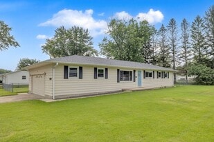 515 Maddox Dr in Mount Zion, IL - Building Photo