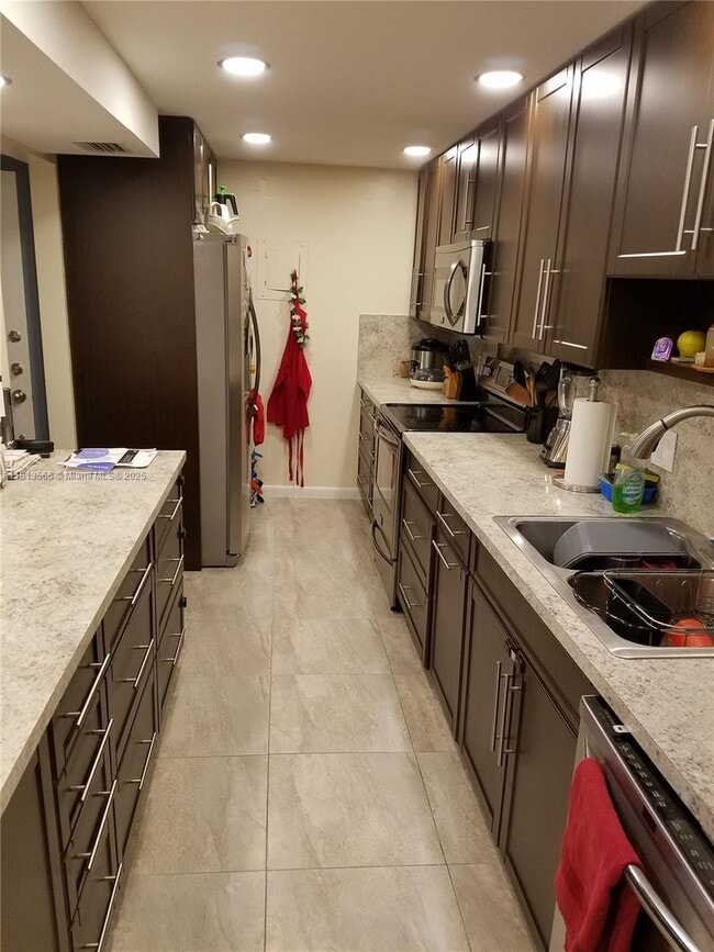 3860 NE 170th St in North Miami Beach, FL - Building Photo - Building Photo