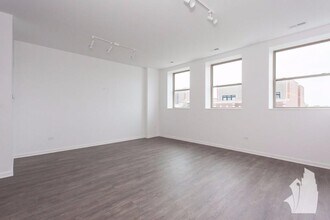 931 W Dakin St, Unit 301 in Chicago, IL - Building Photo - Building Photo