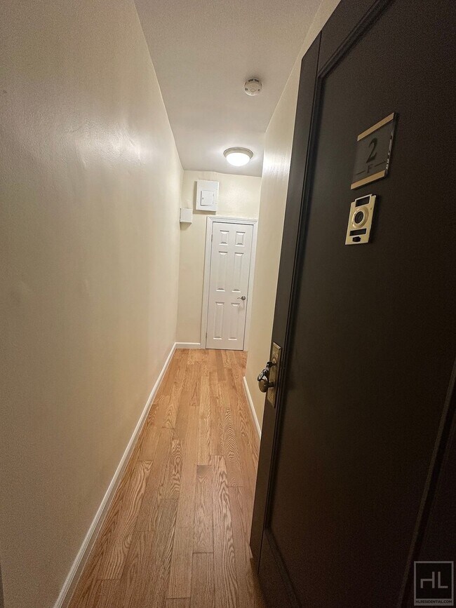 218 W 10th St