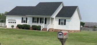 212 Melonie Dr in Elizabeth City, NC - Building Photo