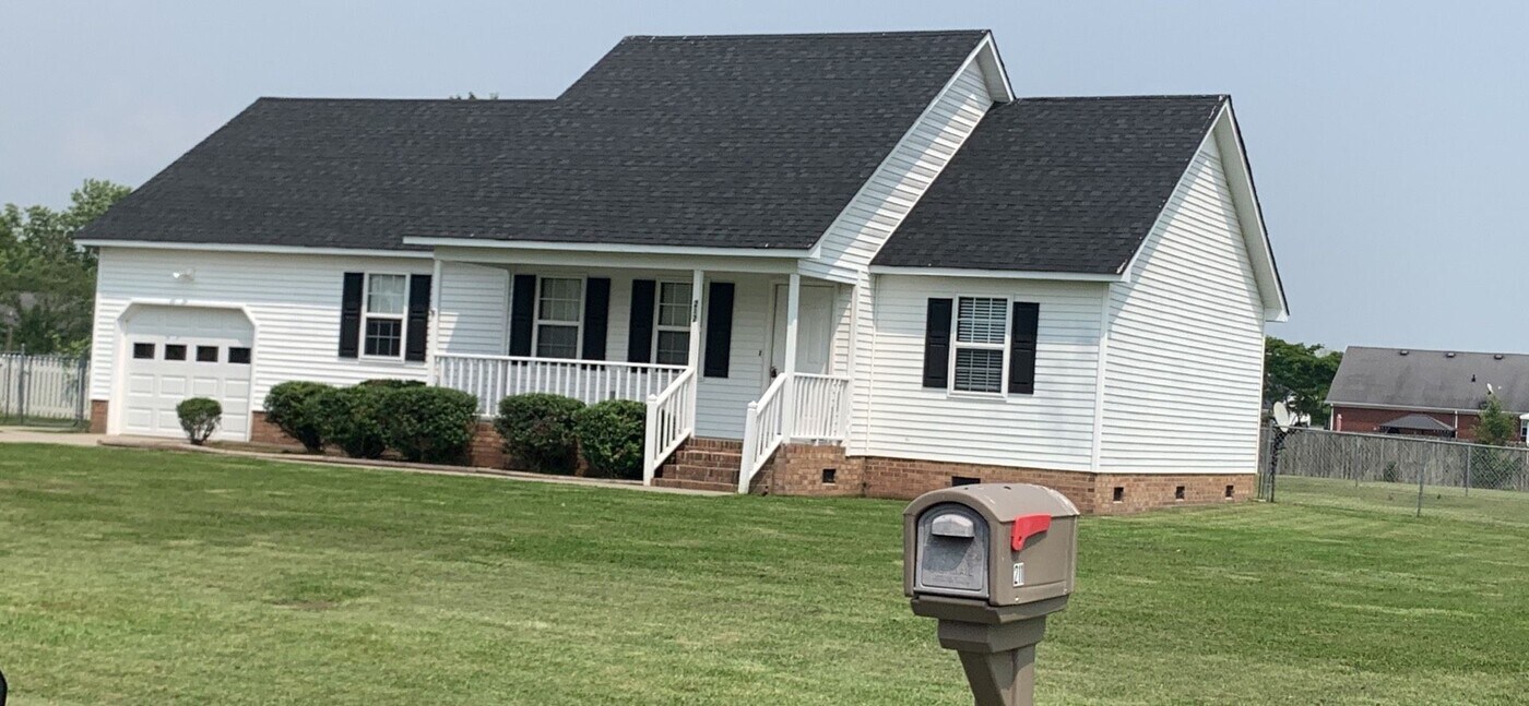 212 Melonie Dr in Elizabeth City, NC - Foto de edificio