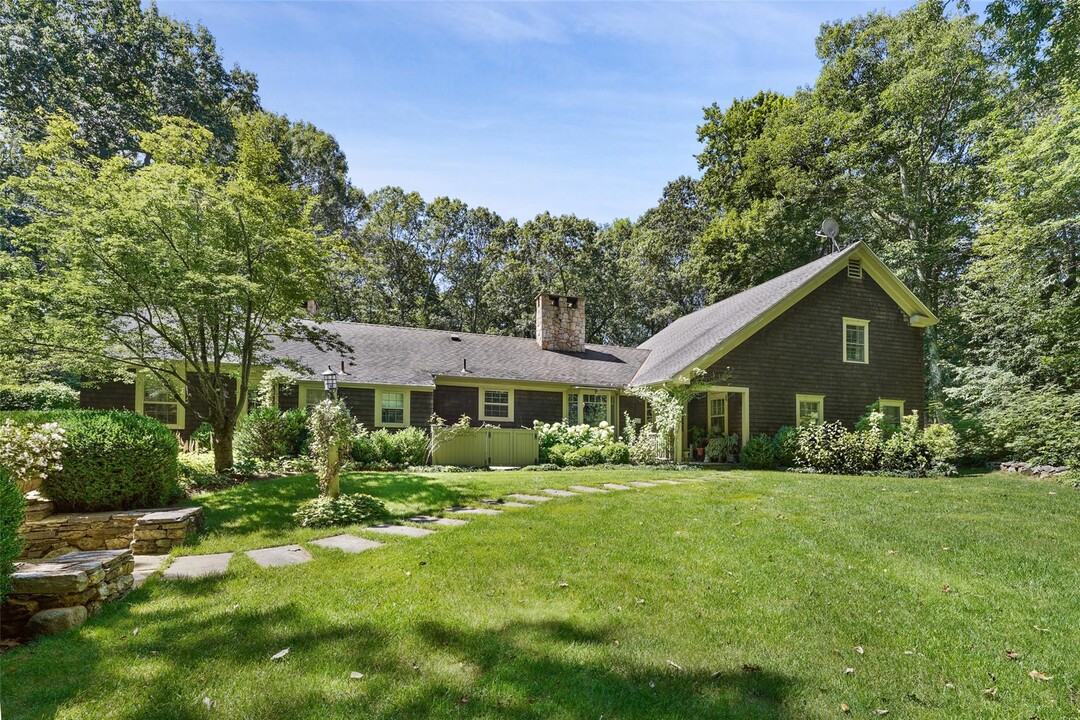 164 Spring St in South Salem, NY - Building Photo