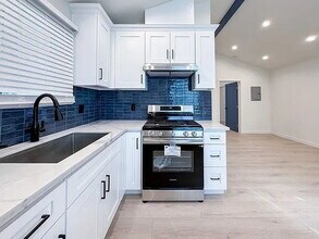 7864 Clearfield Ave in Los Angeles, CA - Foto de edificio - Building Photo