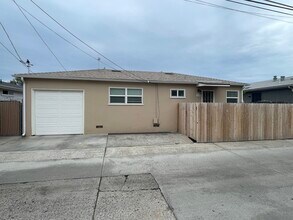 6740 Amherst St in San Diego, CA - Foto de edificio - Building Photo