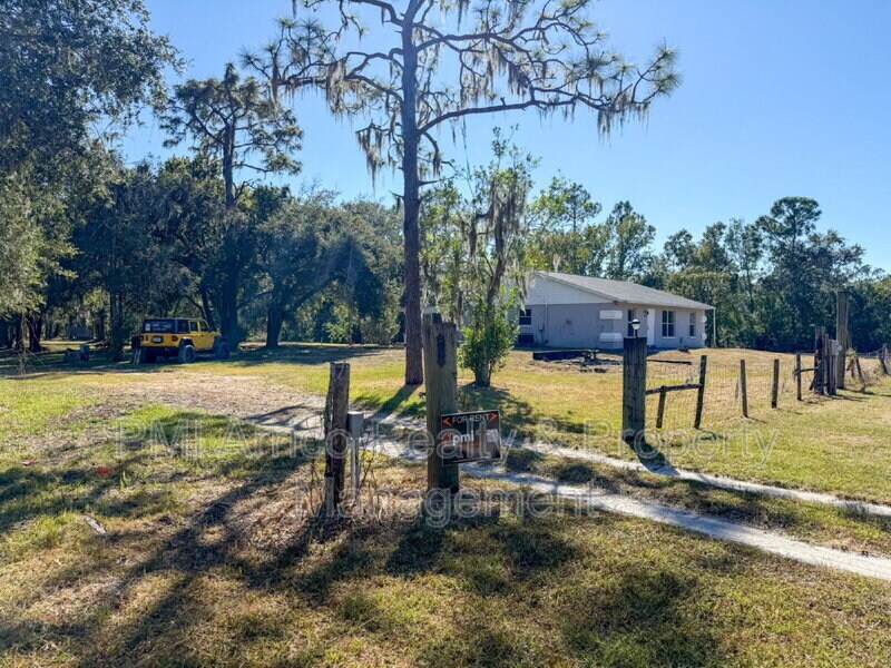 13670 Highland Rd in Wimauma, FL - Foto de edificio