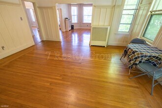 672 Centre St in Newton, MA - Building Photo - Building Photo