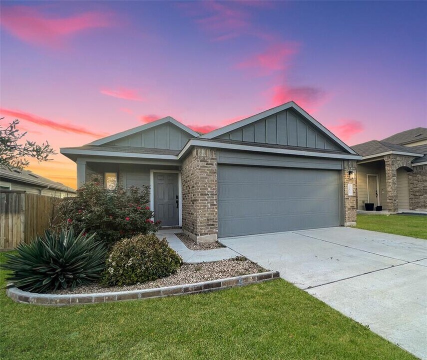 353 Bronco Billy Dr in Jarrell, TX - Building Photo