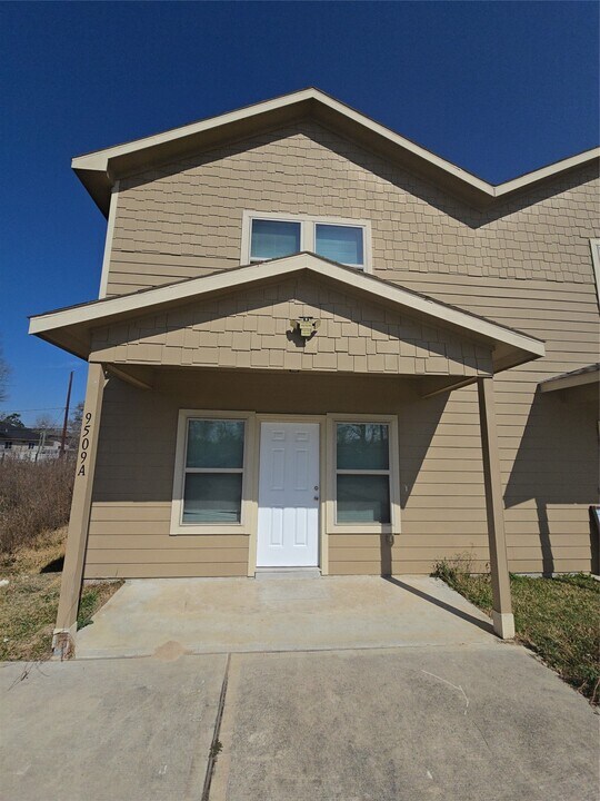 9509 Madera Rd in Houston, TX - Building Photo