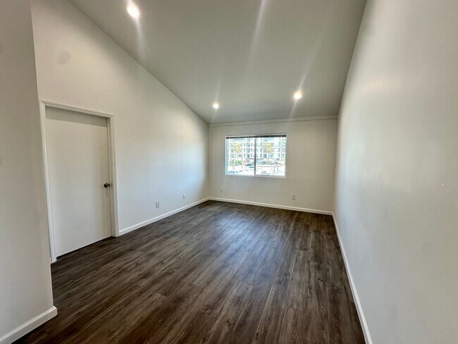 VV in Los Angeles, CA - Foto de edificio - Building Photo