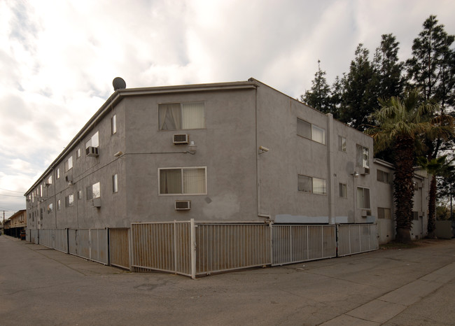 Laurel Towers Apartments in North Hollywood, CA - Building Photo - Building Photo