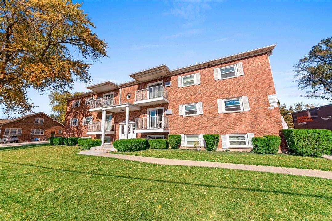 122 W Washington St in Round Lake, IL - Building Photo