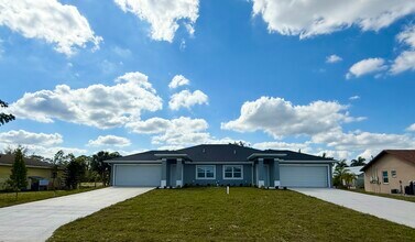 5021 24th St SW, Unit 5021 in Lehigh Acres, FL - Foto de edificio - Building Photo