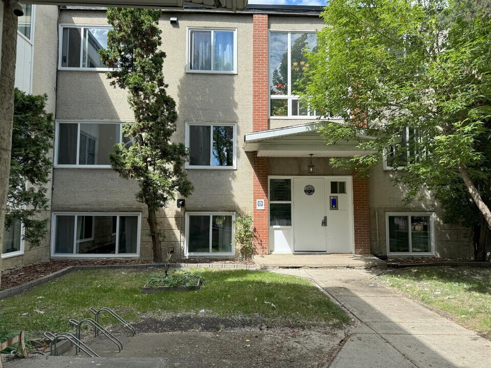 12932-12118 118 Ave NW in Edmonton, AB - Building Photo