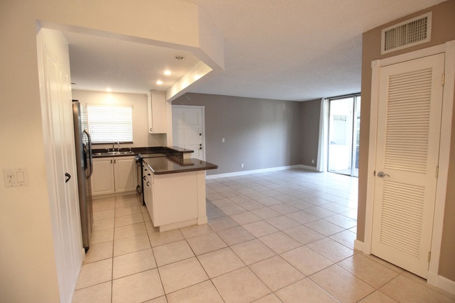 1124 NW 13th St-Unit -104a in Boca Raton, FL - Building Photo - Building Photo