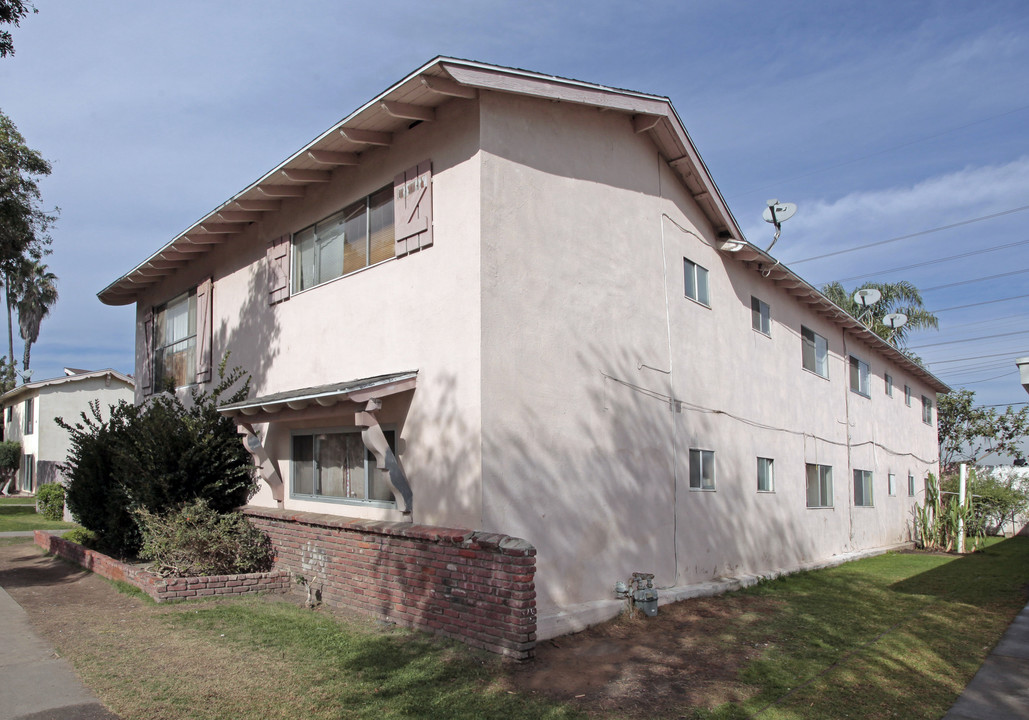 1821 W Crestwood Ln in Anaheim, CA - Building Photo